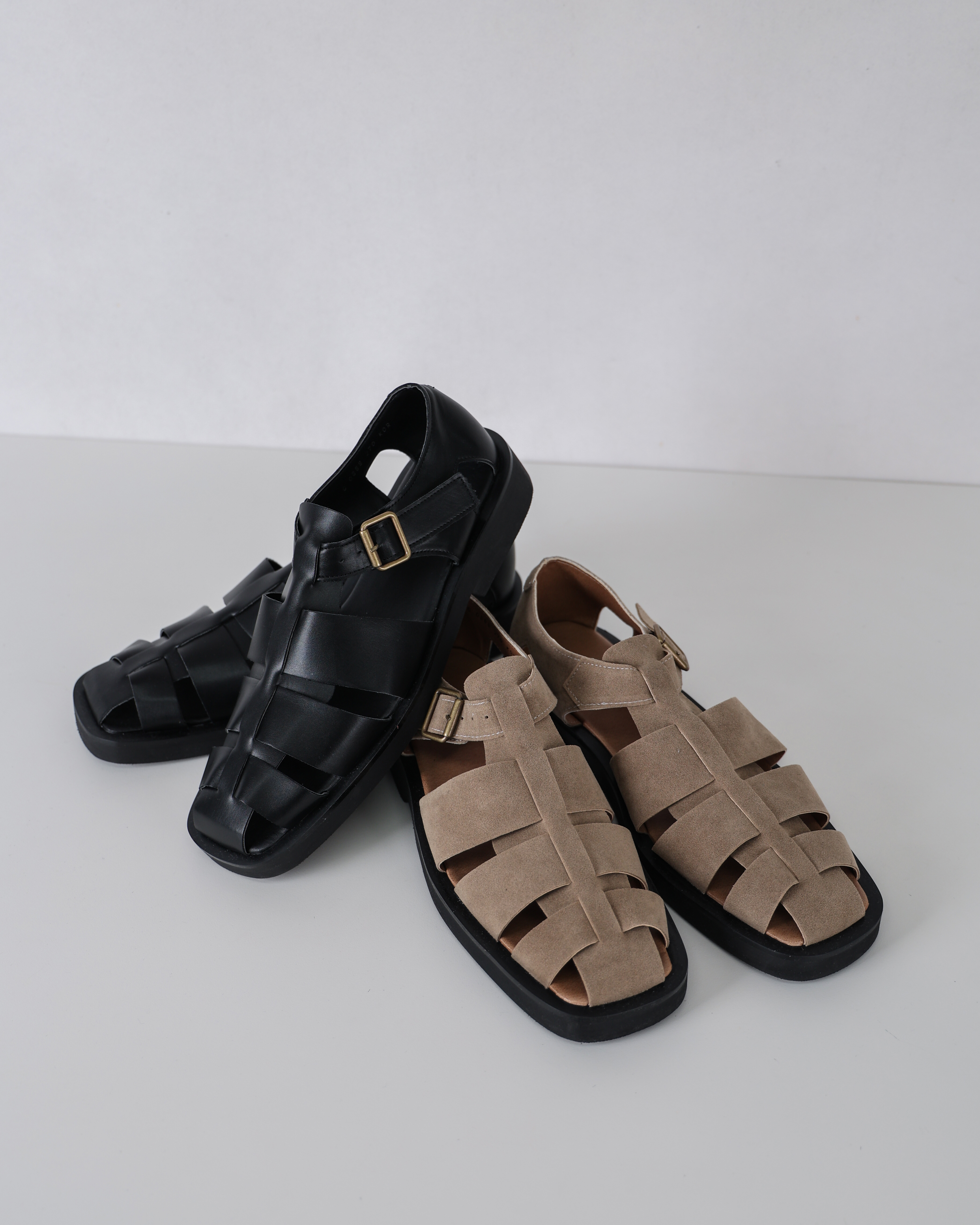 JJANG 888 Fisher Strap Sandals (Black/Beige)